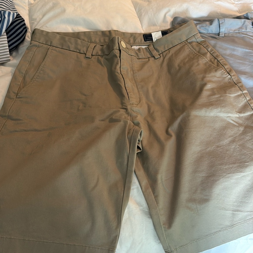 2 pairs of Men’s Vineyard Vines shorts size 34